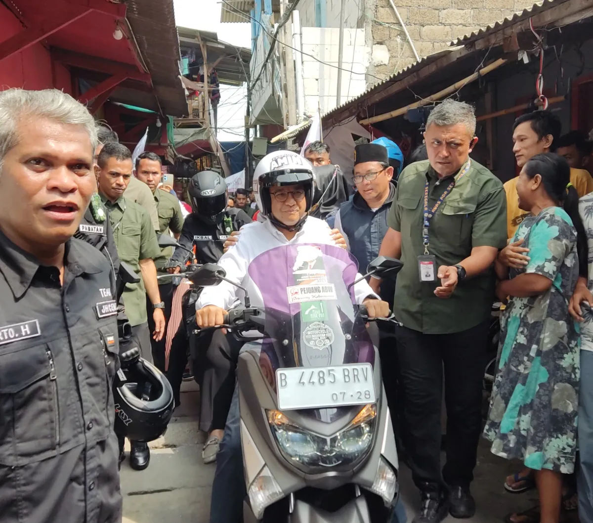 Warga di Tanah Merah Disapa Anies Sambil Bonceng Istri Naik Motor