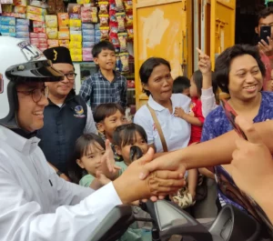 Warga di Tanah Merah Disapa Anies Sambil Bonceng Istri Naik Motor 