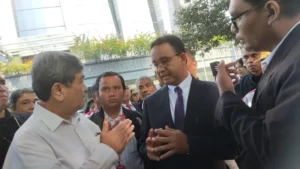 Anies Baswedan Saat Diliput Pria Berbadan Tegap Menghalanginya di GBI Mawar Sharon