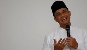 Viral Lagi! Simpatisan Masyarakat Mencium dan Memeluk Paksa Anies Baswedan Hingga Peci Jatuh